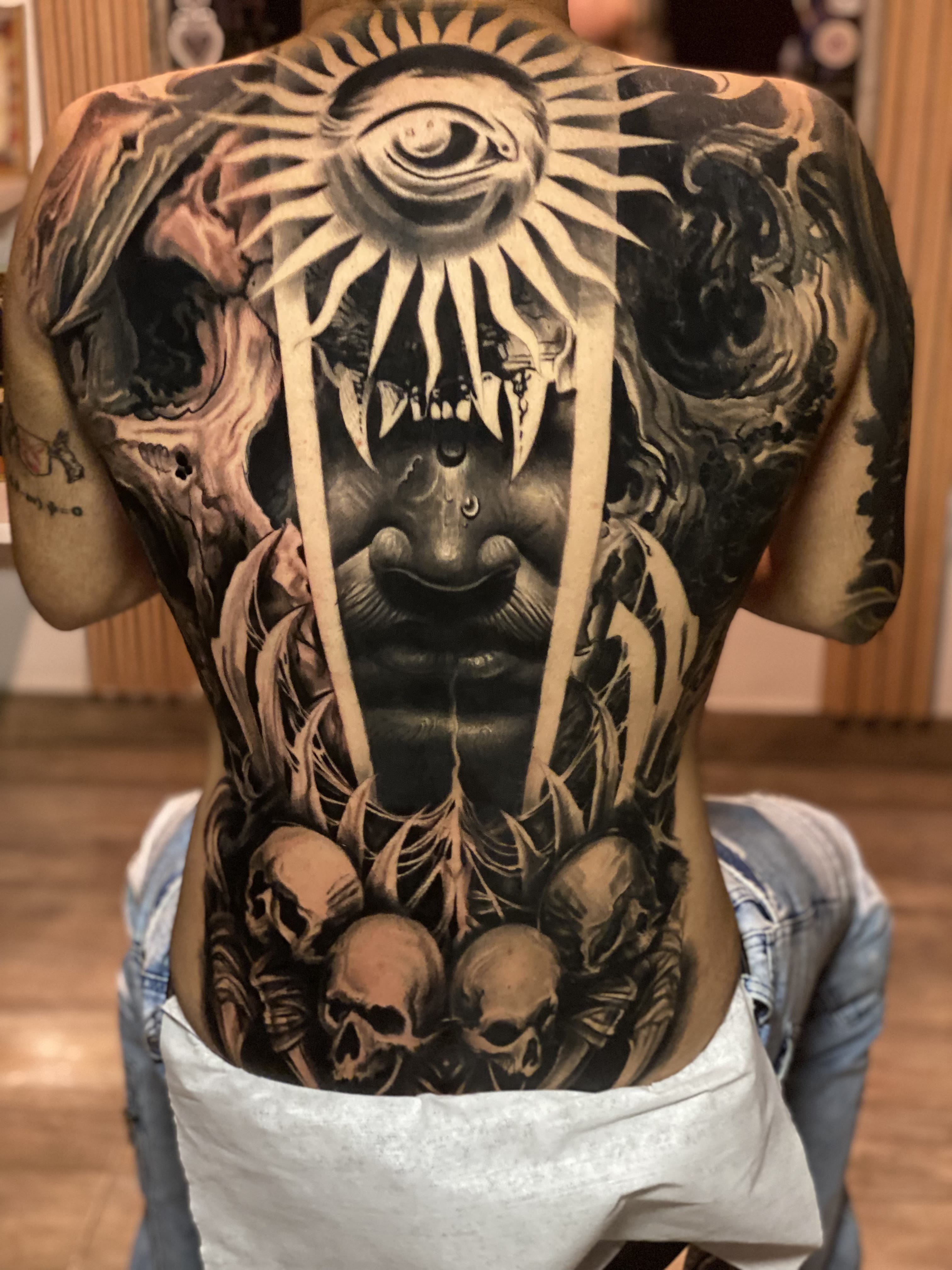 Espalda completa en blackwork y realismo