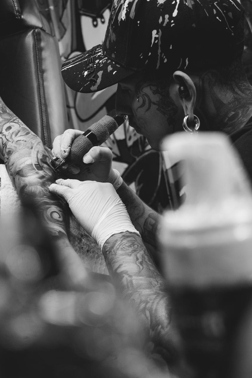 Diseño ornamental blackwork en el antebrazo