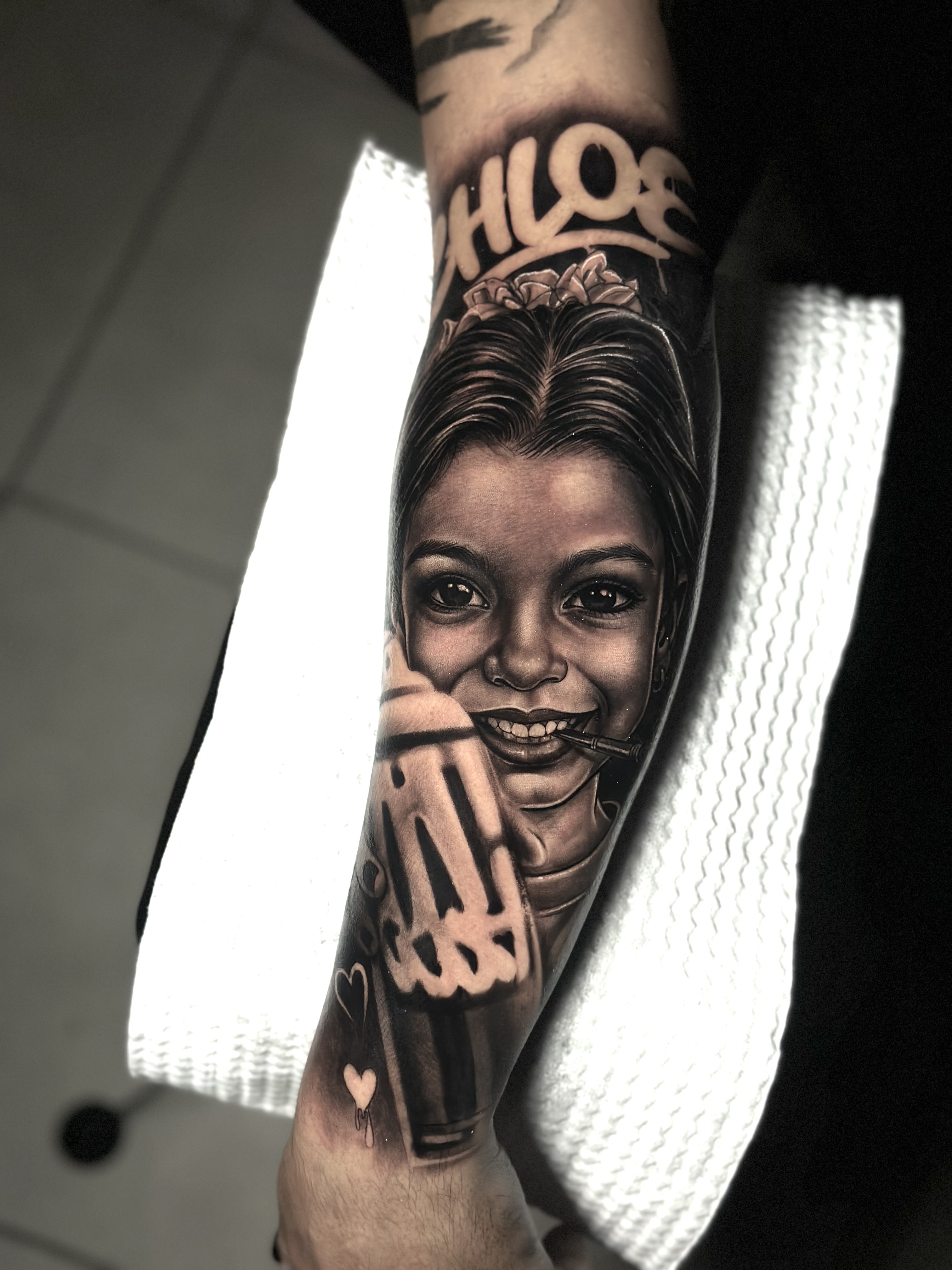 Retrato de niña sonriendo con flores en el antebrazo