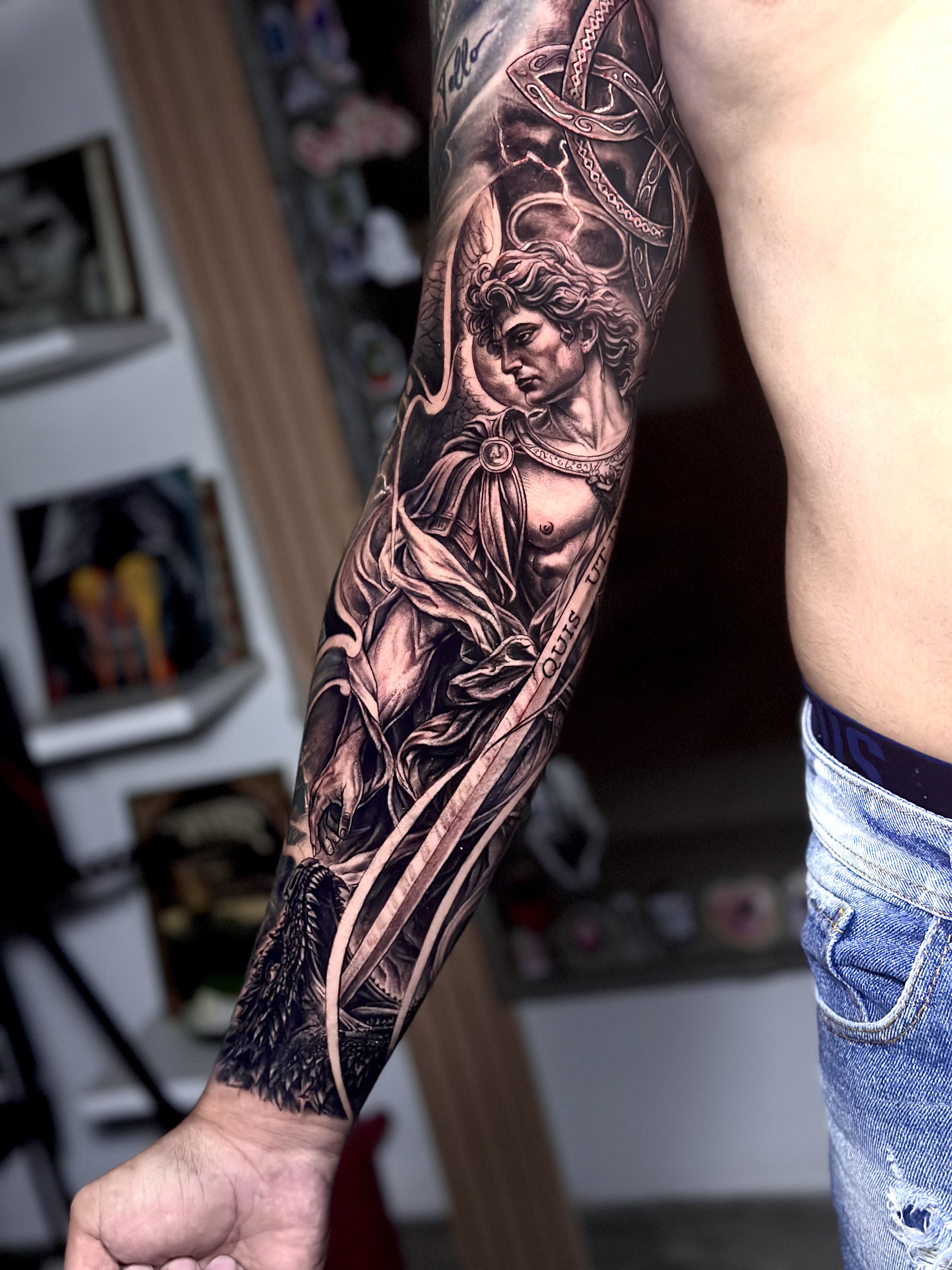 Manga completa de brazo en realismo blanco y negro con ángel guerrero