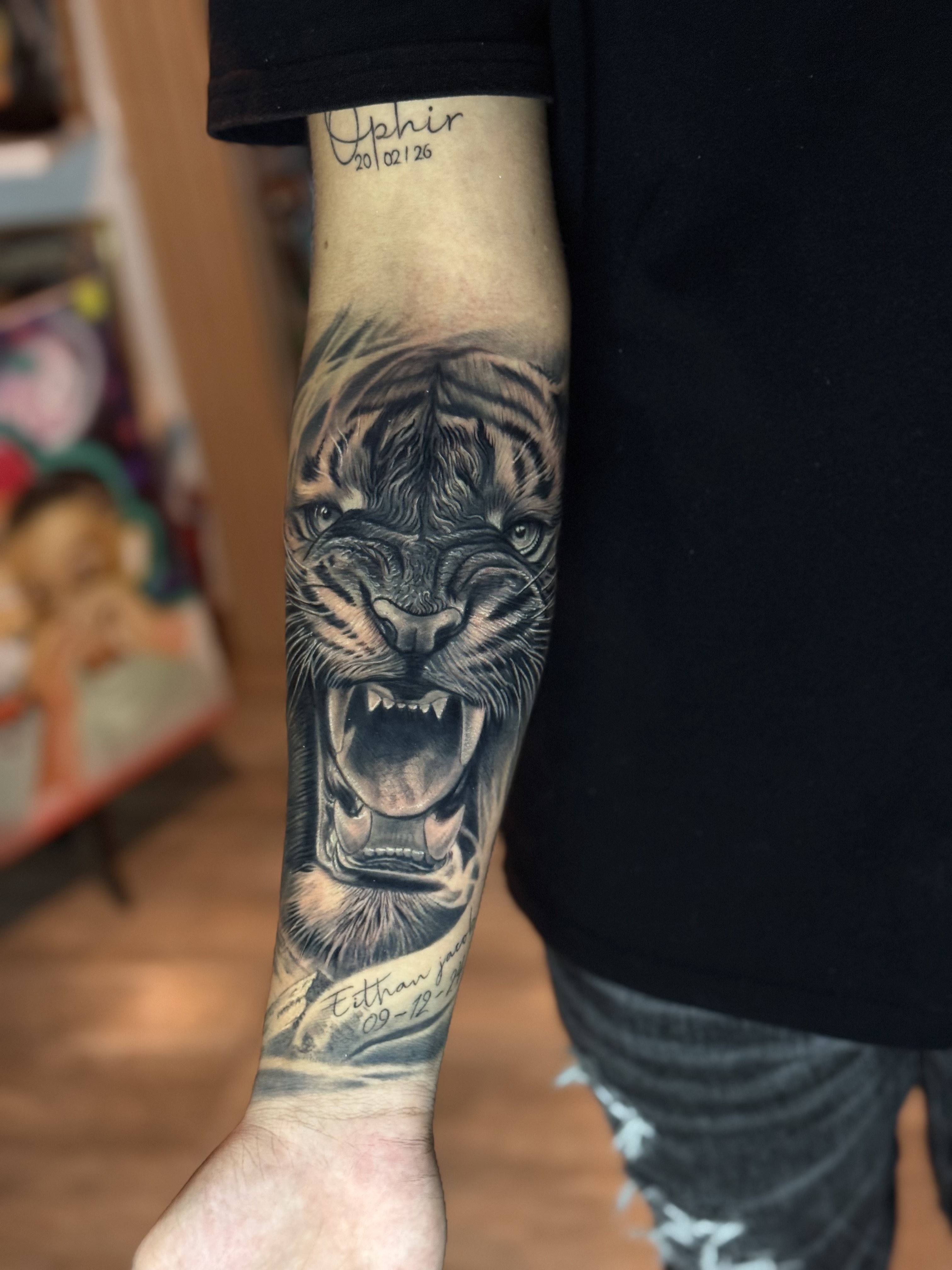 Antebrazo con tigre rugiendo en realismo blanco y negro